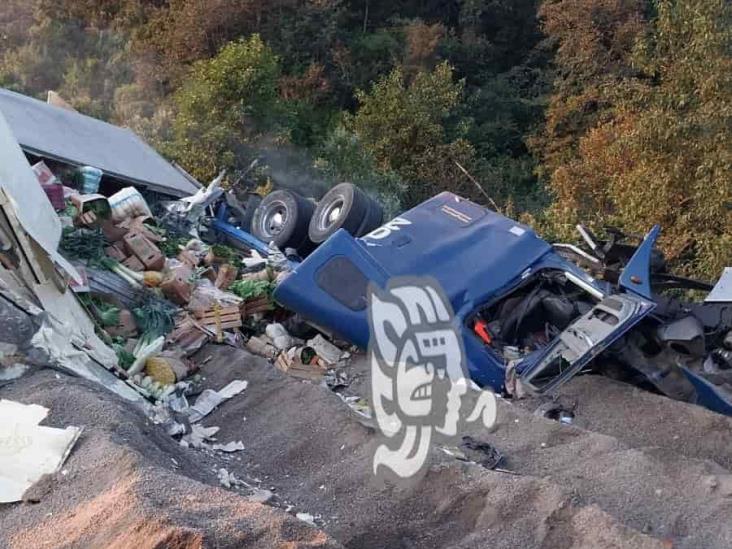 Tráileres se quedan sin frenos en las Cumbres de Maltrata y chocan en la rampa de frenado