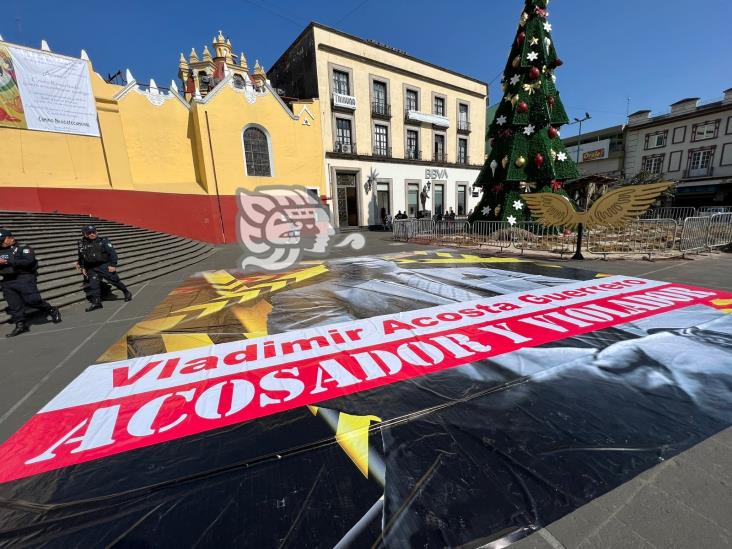 Con manta en plaza Lerdo de Xalapa acusan a  Vladimir Cruz, de Sefiplan, de acoso y violación