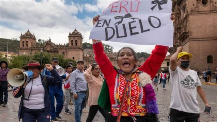 Dina Boluarte, presidenta de Perú, es investigada por genocidio