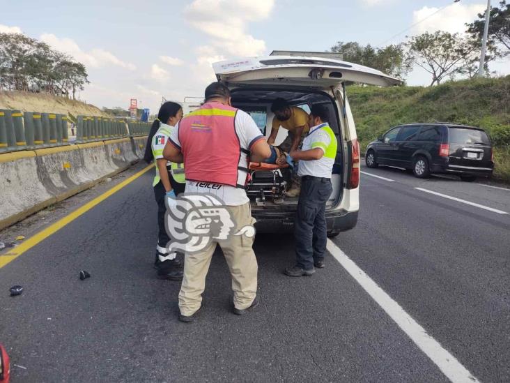 Joven migrante pone en riesgo su vida al intentar huir del retén en Acayucan