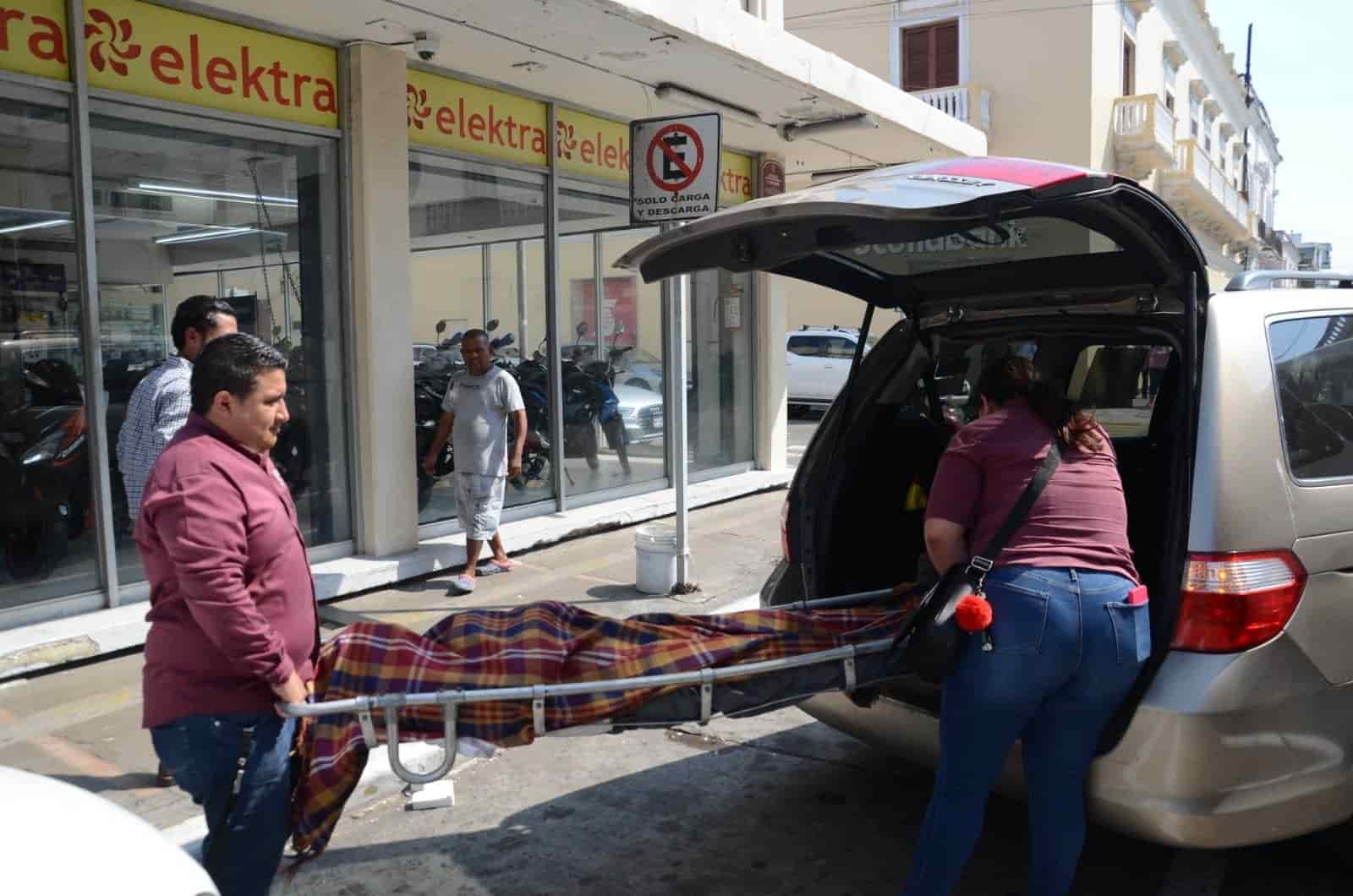 Muere octagenario haciendo fila en Elektra de Veracruz (+video)