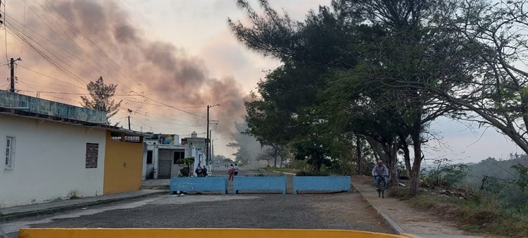 Vecinos reportan incendio de pastizal en Río Medio, Veracruz