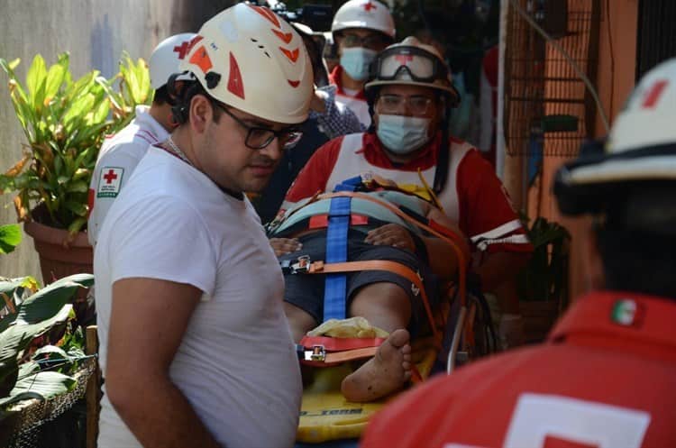 Se desprende un pedazo de techo de su casa y le cae encima a mujer en Boca del Río