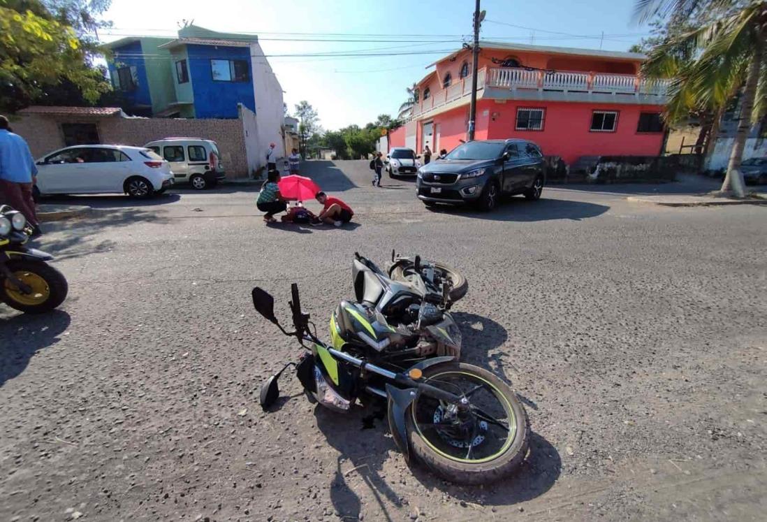 Camioneta impacta a moto conducida por menores en colonia de Veracruz