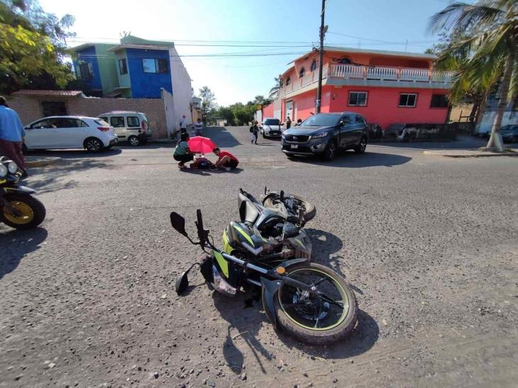 Camioneta impacta a moto conducida por menores en colonia de Veracruz