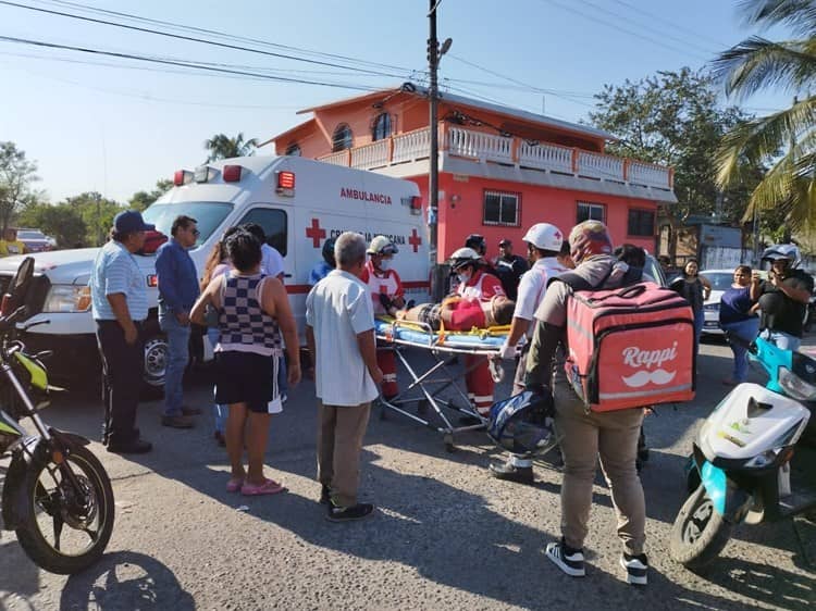 Camioneta impacta a moto conducida por menores en colonia de Veracruz