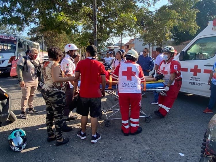 Camioneta impacta a moto conducida por menores en colonia de Veracruz