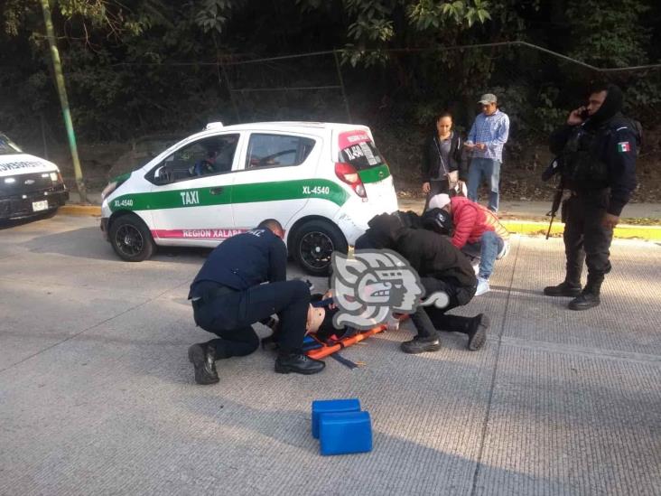 Taxi arrolla a ciclista en avenida Rébsamen, en Xalapa