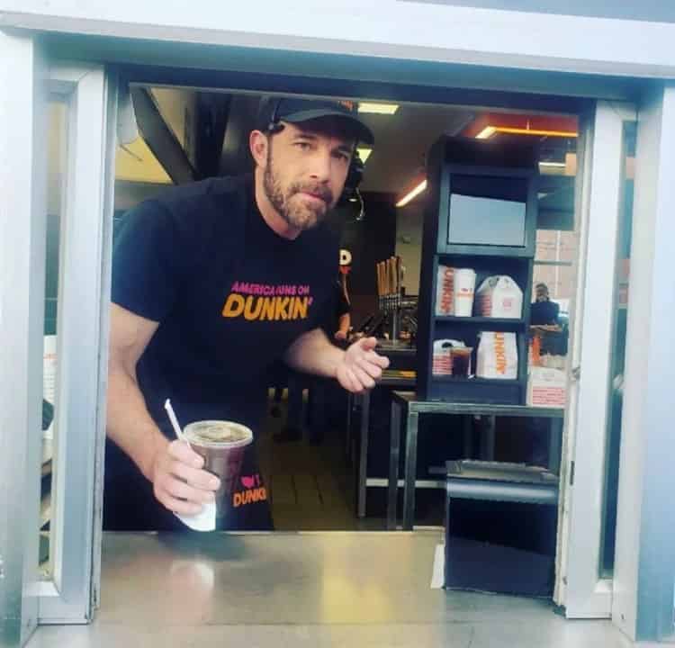 ¿Ya no le alcanza el dinero?; captan a Ben Affleck vendiendo donas