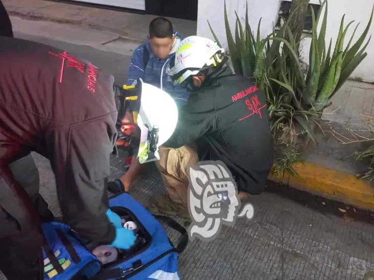 Cae motociclista al atorarse con un cable en avenida de Xalapa