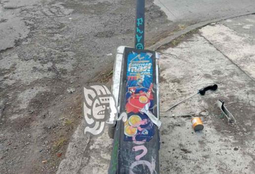 Piden retirar teléfono público caído en avenida de Xalapa