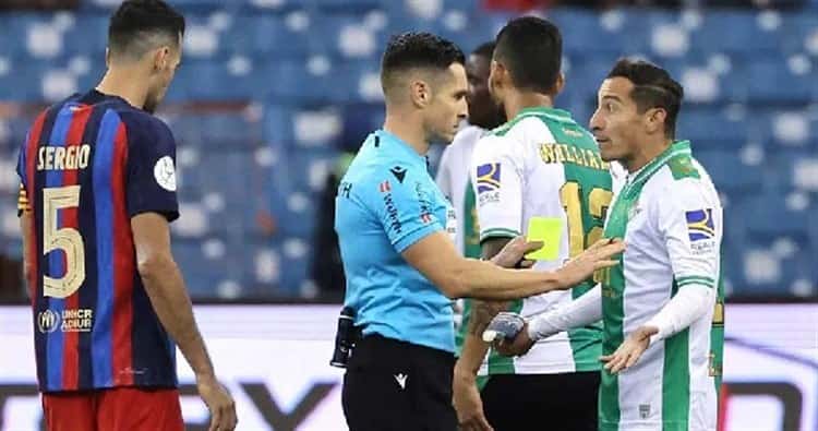 Expulsan a Andrés Guardado en juego ante Betis