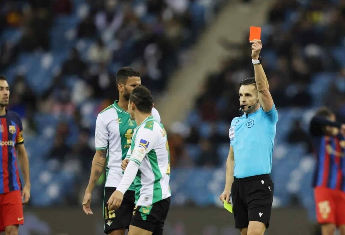 Expulsan a Andrés Guardado en juego ante Betis