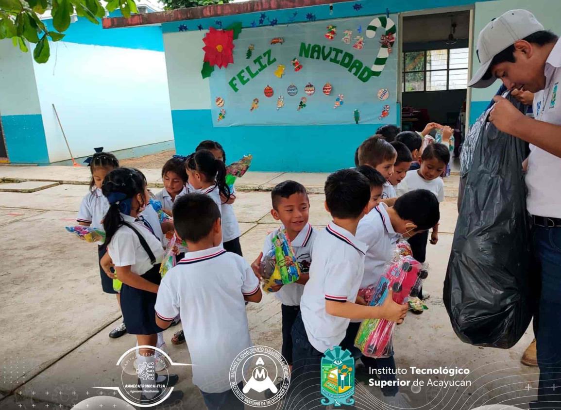 Estudiantes de Acayucan llevan alegría a niños de casa hogar