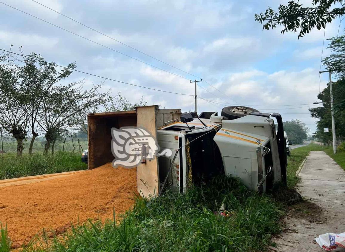 Operador de volteo cargado con gravilla sufre volcadura en Oluta