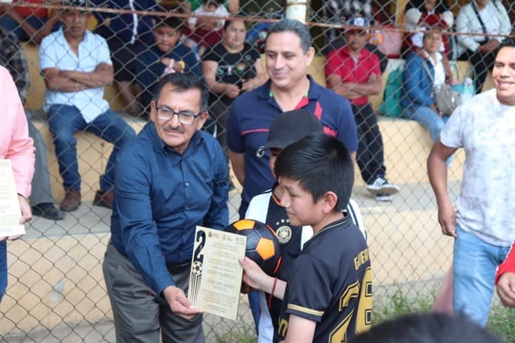 Premian a campeones de los Juegos Deportivos