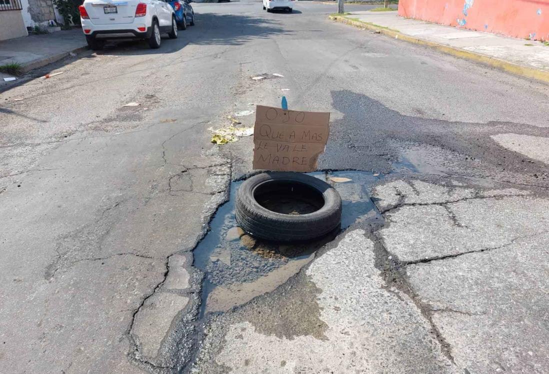 Agua brota de bache en calles céntricas de Veracruz; urgen reparación a Grupo MAS