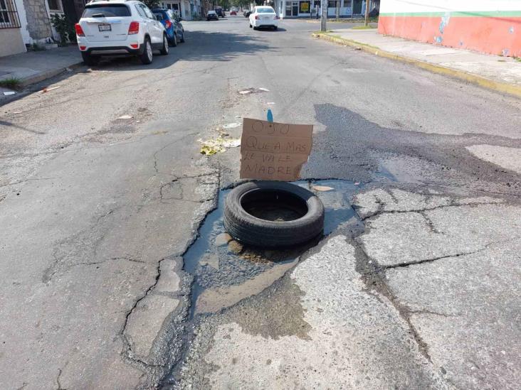 Agua brota de bache en calles céntricas de Veracruz; urgen reparación a Grupo MAS