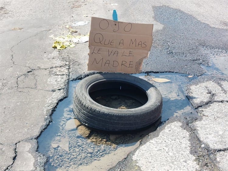 Agua brota de bache en calles céntricas de Veracruz; urgen reparación a Grupo MAS