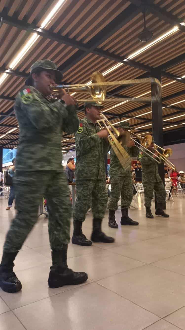 Sorprende “flashmob” del Ejército en la plaza Nuevo Veracruz(+Video)