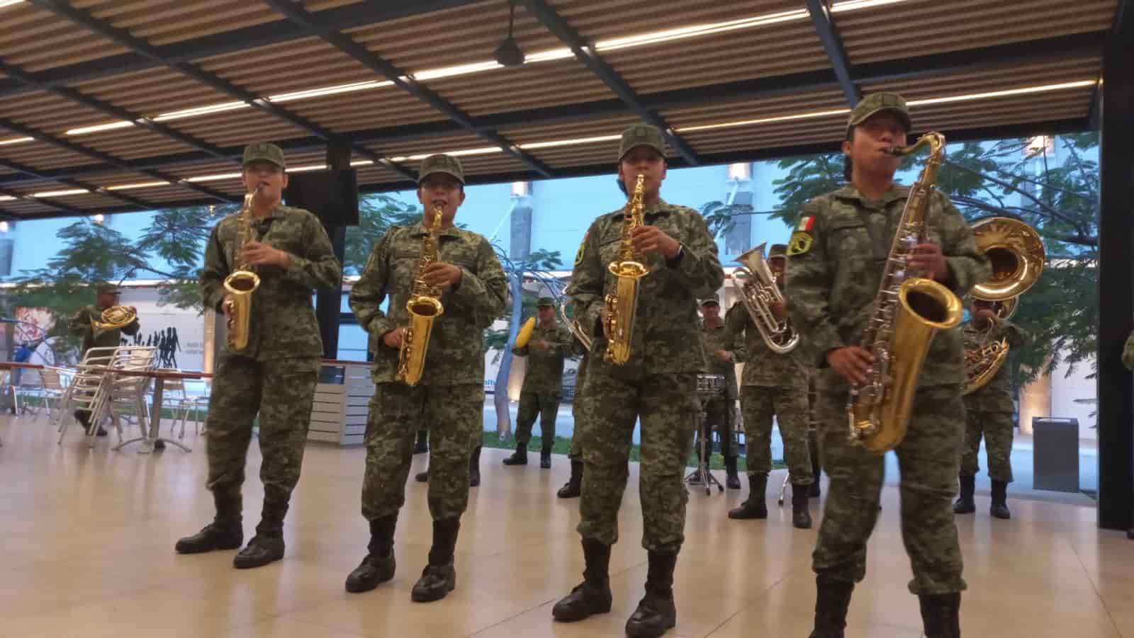 Sorprende “flashmob” del Ejército en la plaza Nuevo Veracruz(+Video)