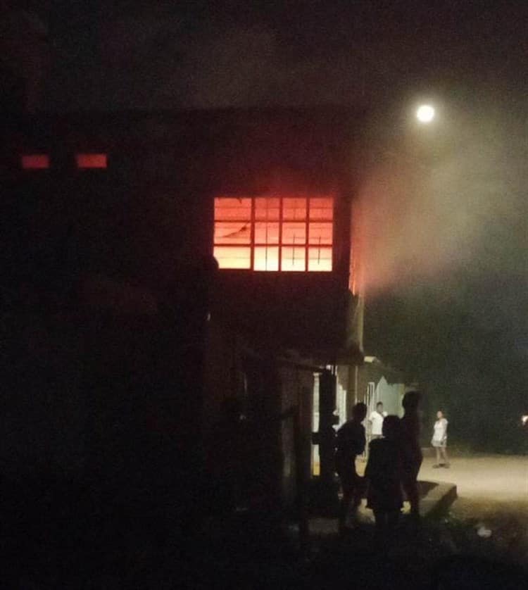 Fuego en habitación moviliza a PC y Bomberos en Minatitlán