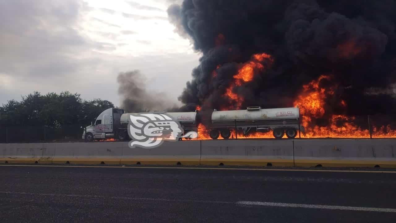 Se incendia pipa cargada de combustible en Cotaxtla; no hay lesionados