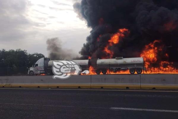 Se incendia pipa cargada de combustible en Cotaxtla; no hay lesionados