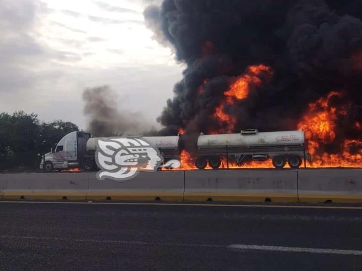 Se incendia pipa cargada de combustible en Cotaxtla; no hay lesionados