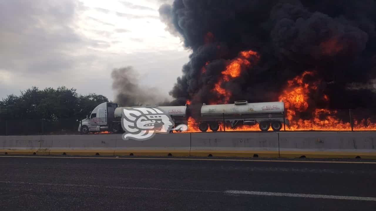 Pipa se incendia sobre la autopista Córdoba-Veracruz; no hay lesionados