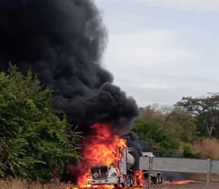 Pipa se incendia sobre la autopista Córdoba-Veracruz; no hay lesionados