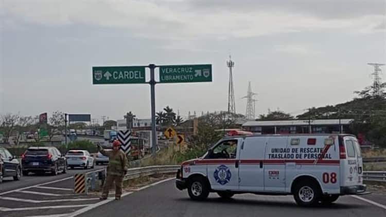 Cierran libramiento de Cardel por descontrolada quema de caña