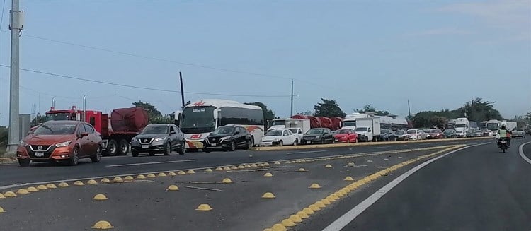 Cierran libramiento de Cardel por descontrolada quema de caña