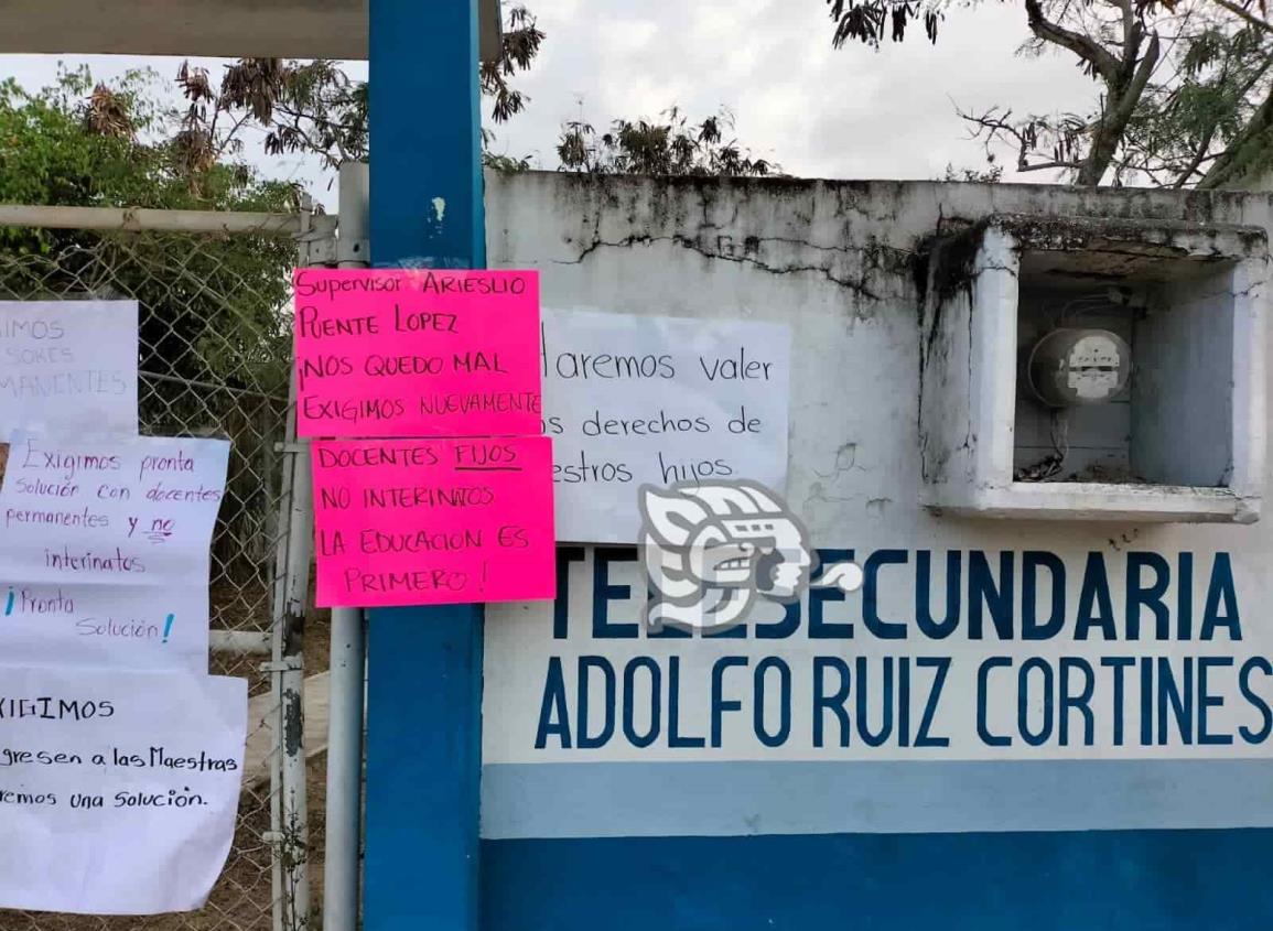 Denuncian falta de maestros en telesecundaria de Coatepec; amagan con bloqueos