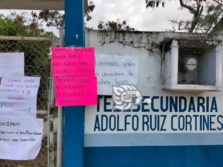 Denuncian falta de maestros en telesecundaria de Coatepec; amagan con bloqueos