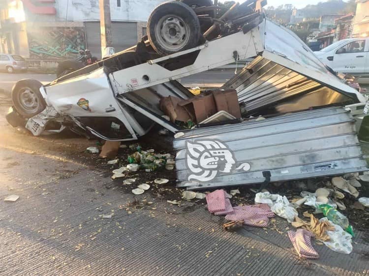 Camioneta repartidora de tortillas vuelca en avenida Lázaro Cárdenas, en Xalapa