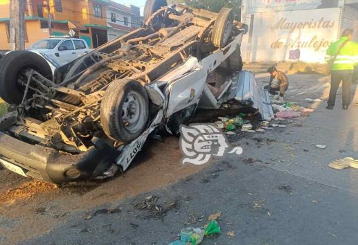 Camioneta repartidora de tortillas vuelca en avenida Lázaro Cárdenas, en Xalapa