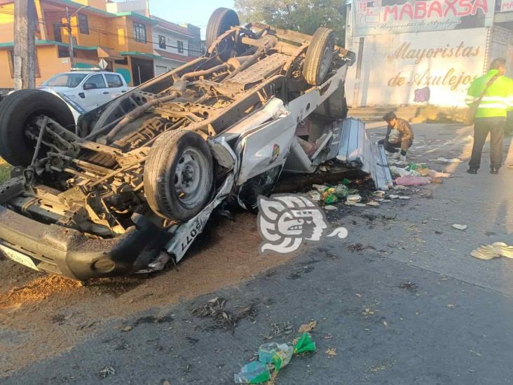 Camioneta repartidora de tortillas vuelca en avenida Lázaro Cárdenas, en Xalapa