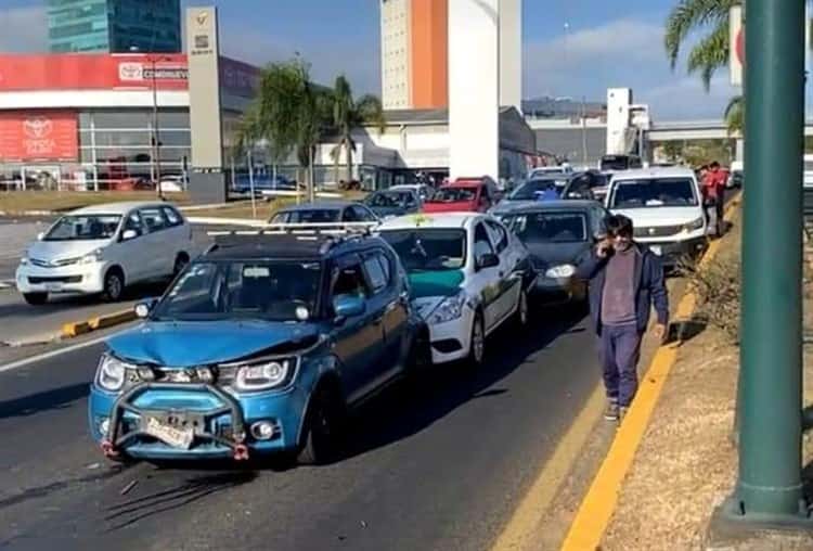 Carambola de 9 vehículos frente a Plaza Américas Xalapa