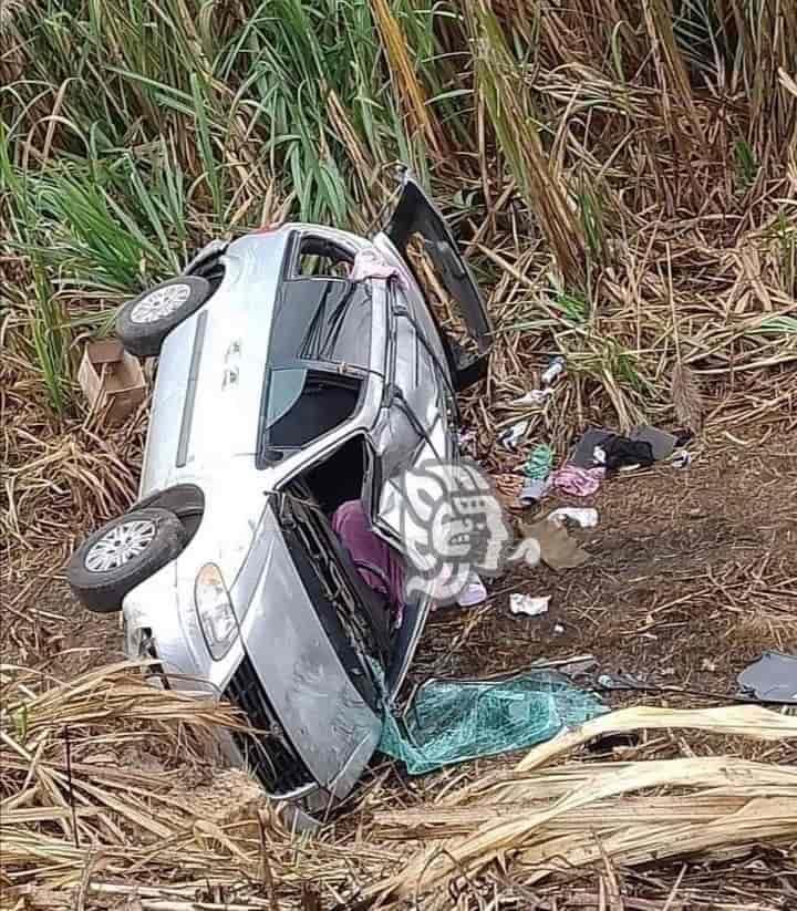 Tarde de accidentes; vuelcan camionetas en Ixtaczoquitlán y Amatlán de los Reyes