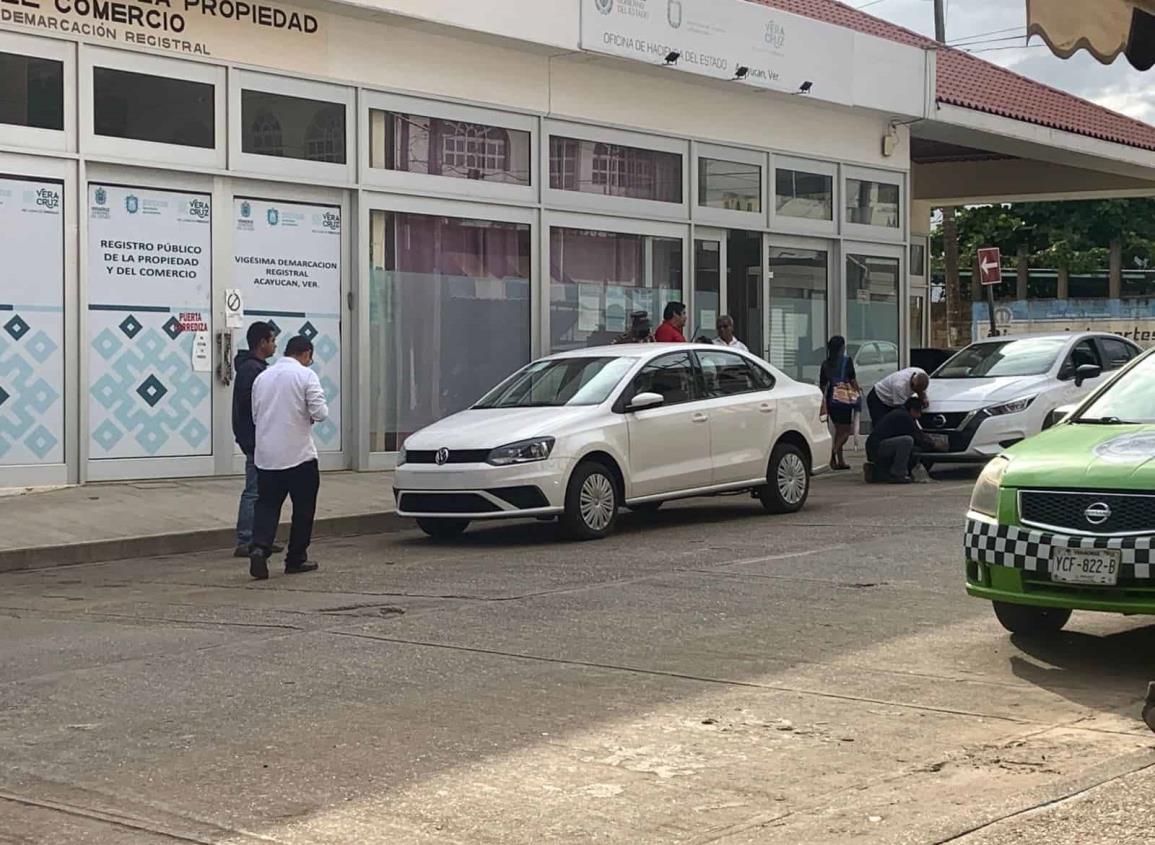 Acuden ciudadanos a canjear placas por temor