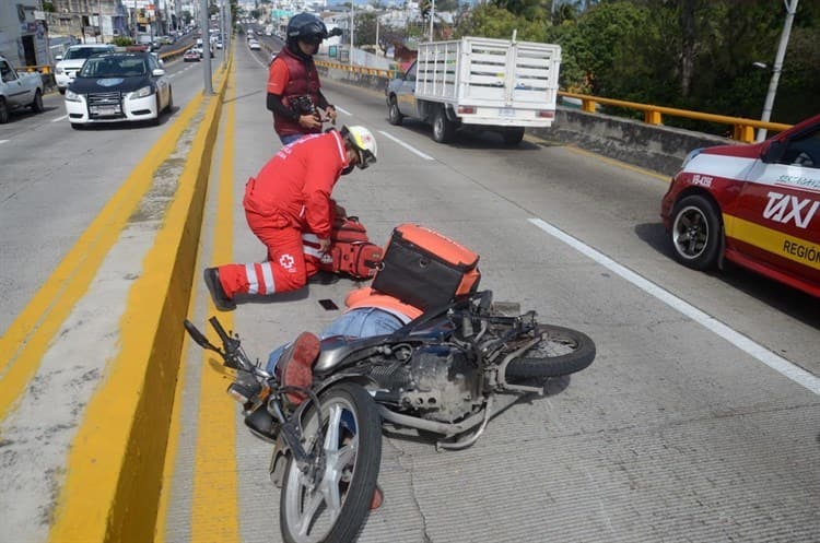 Repartidor herido tras derrapar en puente de Miguel Alemán, en Veracruz