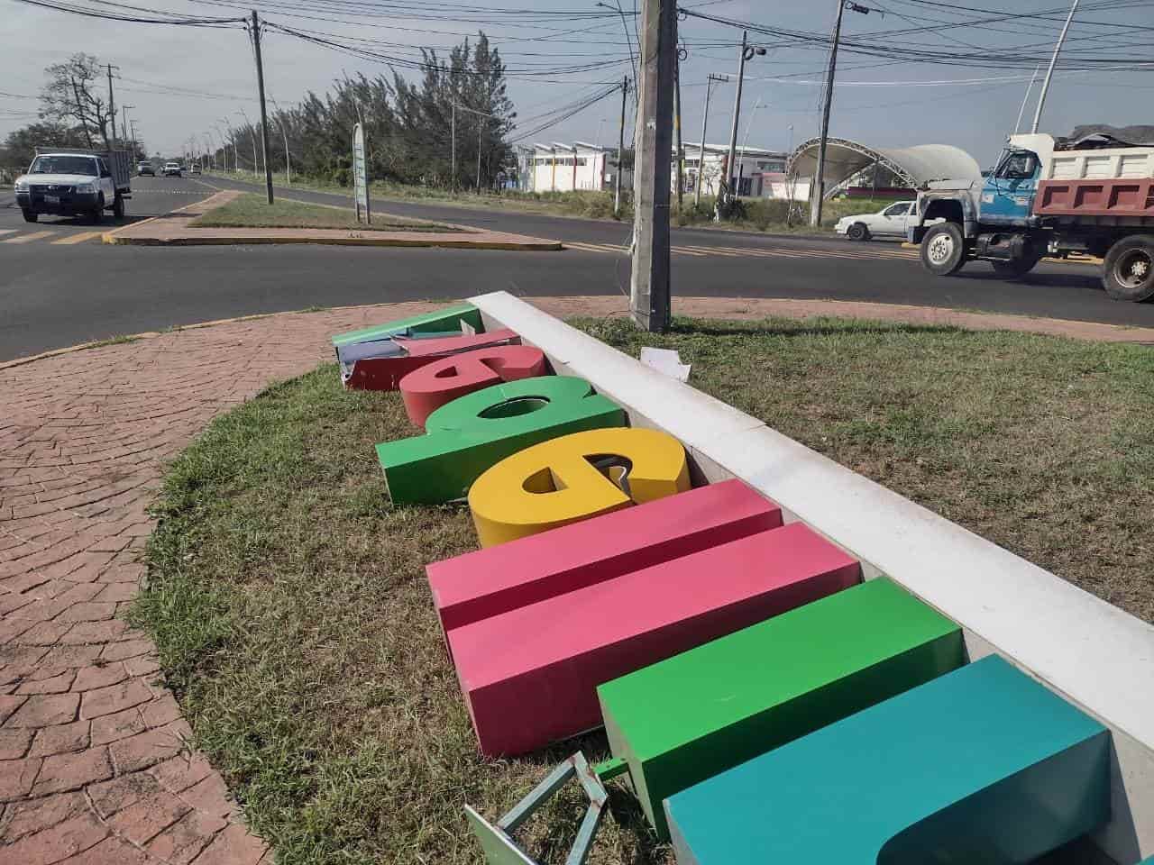 Fuertes vientos derriban letras turísticas en Medellín de Bravo(+Video)