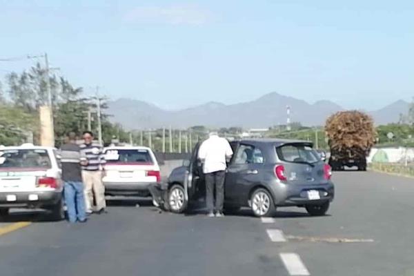 Taxi choca contra un automóvil particular en Cardel