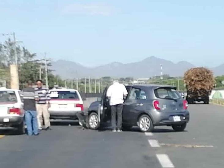 Taxi choca contra un automóvil particular en Cardel