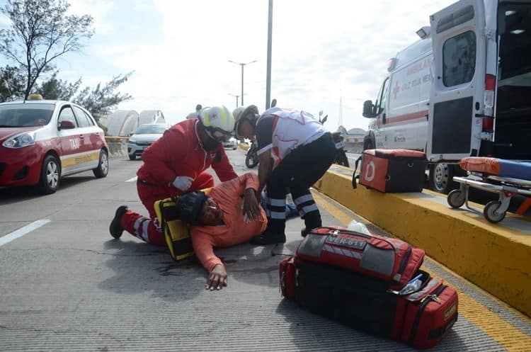 Repartidor herido tras derrapar en puente de Miguel Alemán