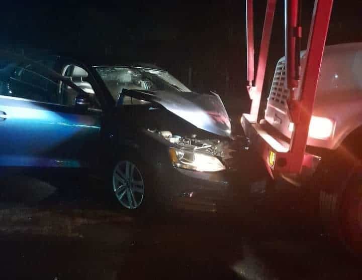 Aparatoso choque entre auto y nodriza en Totutla