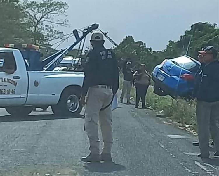 Cae maestra a canal de agua con todo y auto en Tlalixcoyan