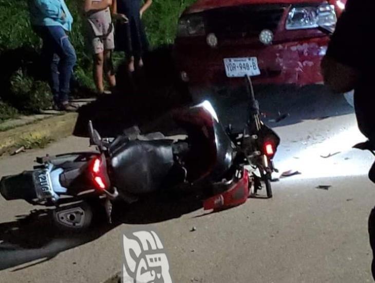 Colisiona motociclista contra camioneta en Villa Cuichapa