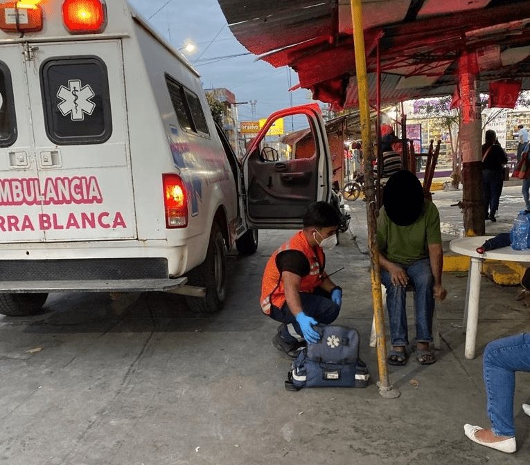 Adulto mayor cae y se lesiona la cabeza en Tierra Blanca